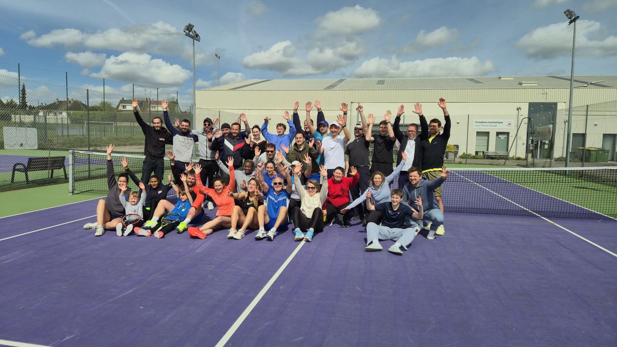 Stage Equipe - Photo de groupe bras leves